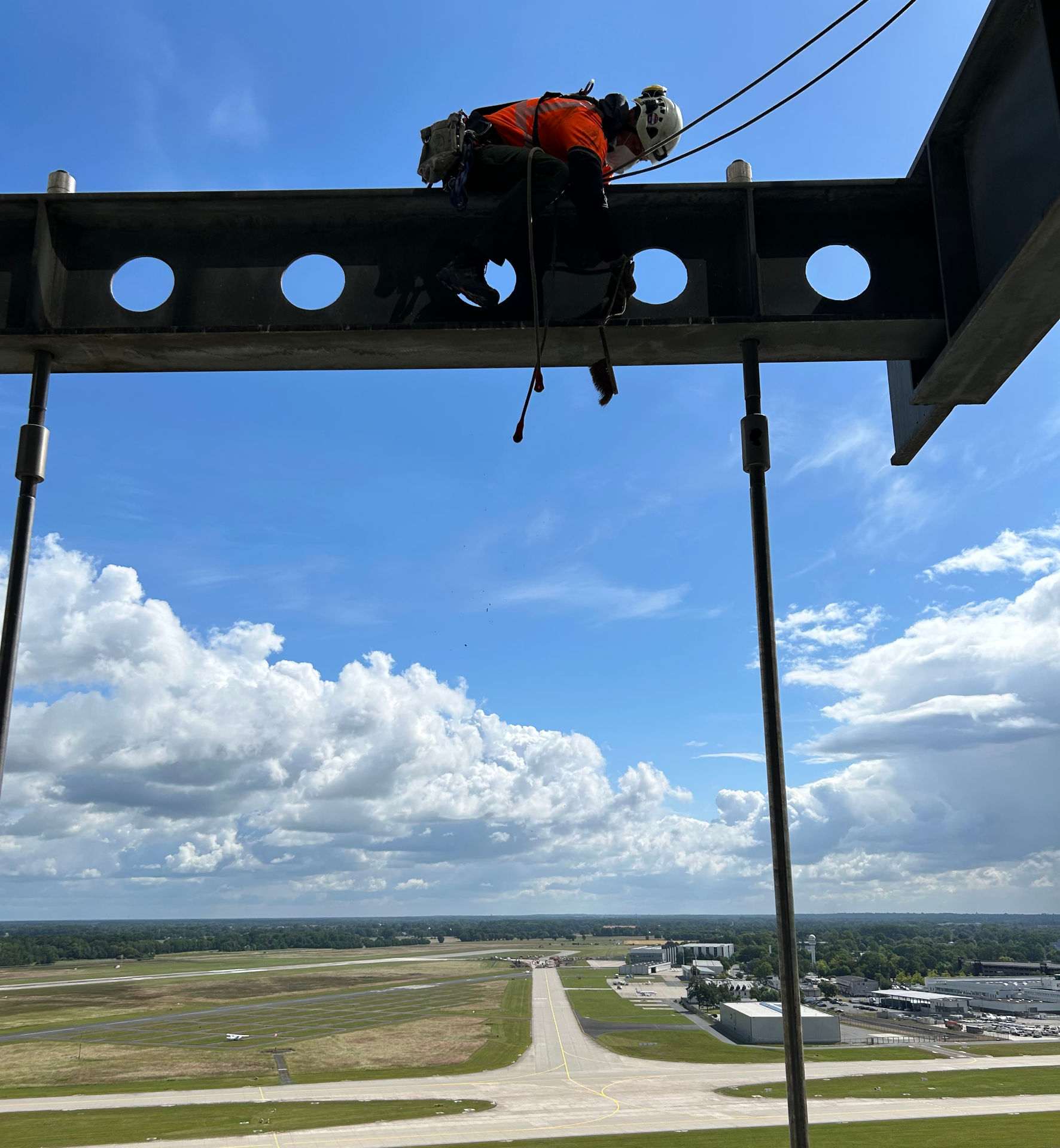 Montagearbeit gesichert an einem Stahlträger in großer Höhe